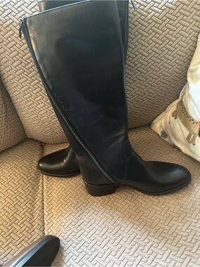 Classic Black Leather Knee-High Heeled Boots with Side Zip